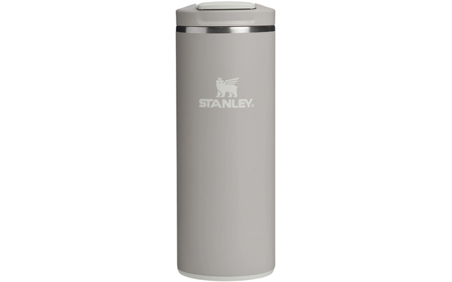 Hellgrauer, zylindrischer Becher mit weißem Deckel, silbernem Rand oben und weißem STANLEY-Logo mit geflügeltem Löwen