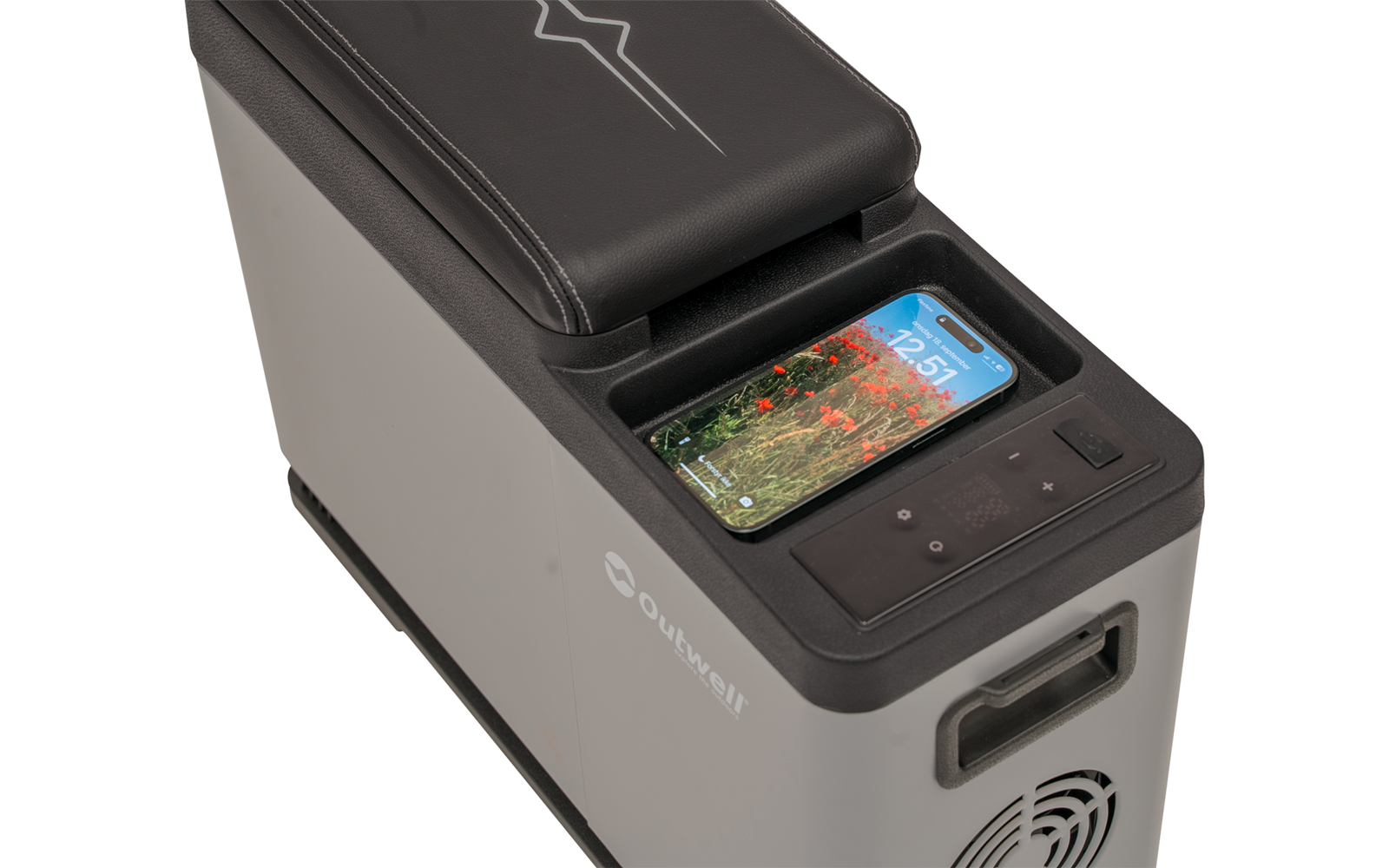 Graues rechteckiges Gerät mit schwarzer gepolsterter Auflage, eingelassener Aussparung mit liegendem Smartphone und sichtbarem Display, Bedienelemente, Lüftergitter und seitlicher Schriftzug "Outwell"