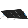 Schräg stehendes schwarzes Solarmodul mit drei ausklappbaren Metallstützen und zwei blauen Anschlusskästen auf der Rückseite