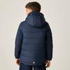 Person von hinten, trägt dunkelblaue gesteppte Jacke mit Kapuze, kleines weißes Etikett am unteren Rücken, heller einfarbiger Hintergrund