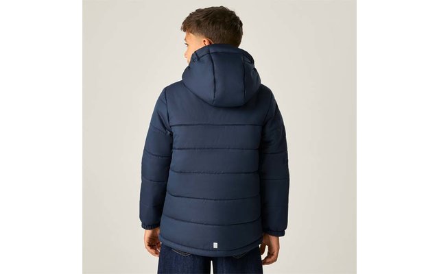 Person von hinten, trägt dunkelblaue gesteppte Jacke mit Kapuze, kleines weißes Etikett am unteren Rücken, heller einfarbiger Hintergrund