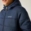 Teilweise sichtbare Person trägt dunkelblaue gesteppte Kapuzenjacke mit Reißverschluss, auf der Brust Schriftzug "Regatta Great Outdoors" und Bergsymbol auf dem Ärmel