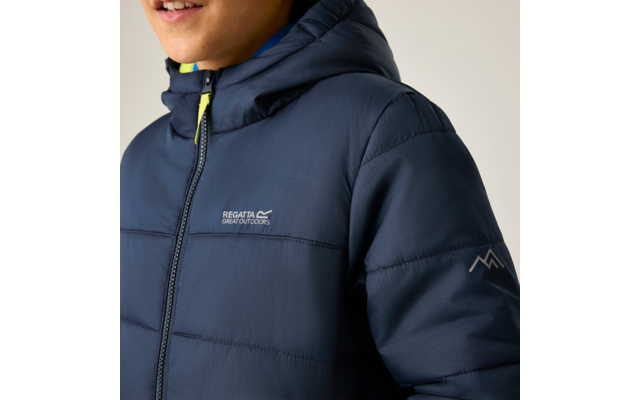 Teilweise sichtbare Person trägt dunkelblaue gesteppte Kapuzenjacke mit Reißverschluss, auf der Brust Schriftzug "Regatta Great Outdoors" und Bergsymbol auf dem Ärmel