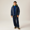 Vollkörperaufnahme eines Jungen in dunkelblauer Steppjacke mit hellgrünem Innenfutter, blauer Kapuzenjacke darunter, dunklen Jeans und grünen Sportschuhen vor hellem Hintergrund