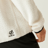 Weißer Fleecepullover mit schwarzem Logo am unteren Ärmel, Hand im Hosentasche
