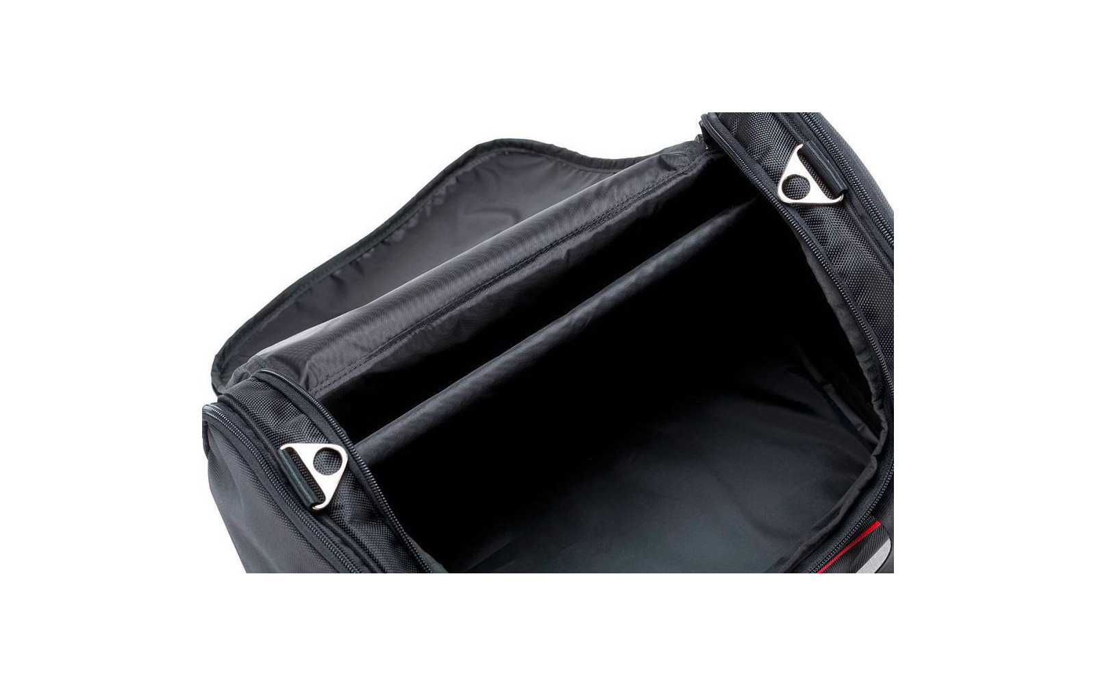 Sac de voyage noir ouvert, intérieur vide, séparation en tissu et curseurs de fermeture éclair argentés