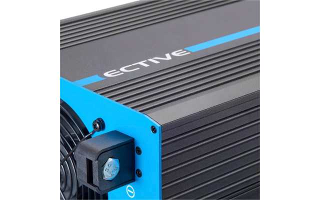 Close-up van een zwart en blauw elektronisch apparaat met koelvinnen