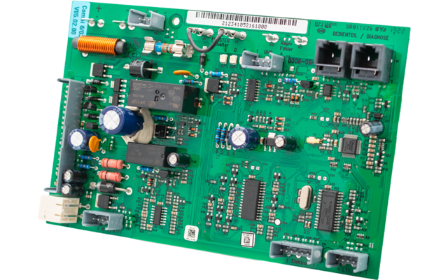 Grüne Leiterplatte mit Kondensatoren, Widerständen, integrierten Schaltkreisen, Spulen und Steckverbindern