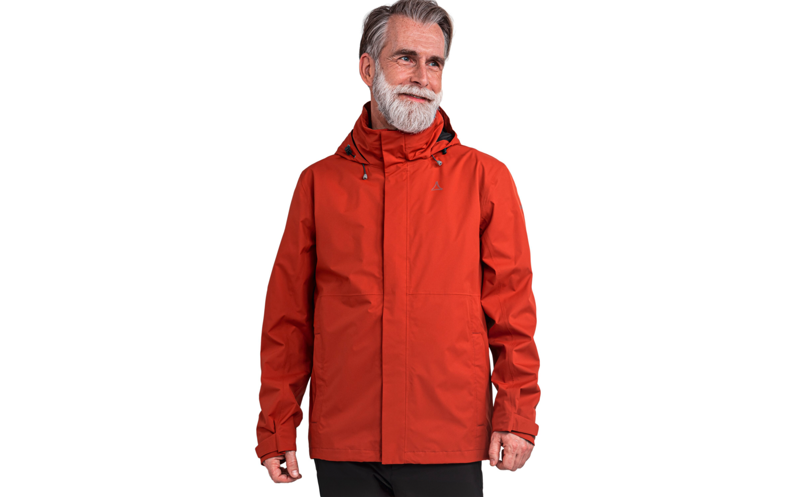 Ein Mann mit grauem Haar und Vollbart trägt eine rote Kapuzenjacke vor weißem Hintergrund