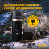 Kaffeeflasche und Dose mit Tannenzweigen im Hintergrund