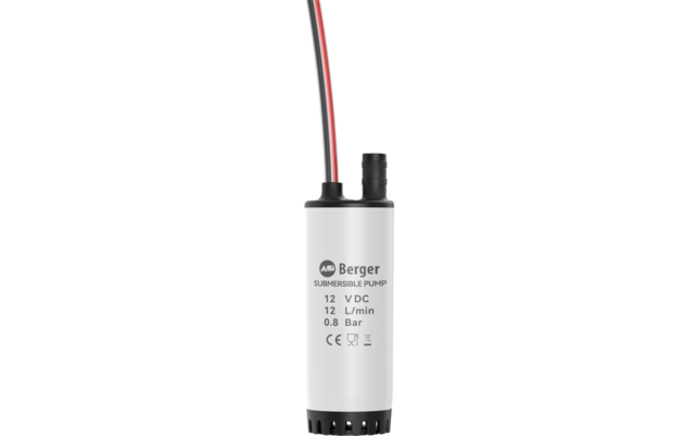 Witte cilindervormige behuizing met zwarte uitlaat bovenop, twee kabels (rood en zwart) komen bovenaan uit; op de behuizing staat 'Berger SUBMERSIBLE PUMP 12 V DC 12 L/min 0.8 bar'