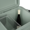 Geöffneter, grüner Kühler mit einer stehenden Flasche Wein und einem herausnehmbaren Fach innen