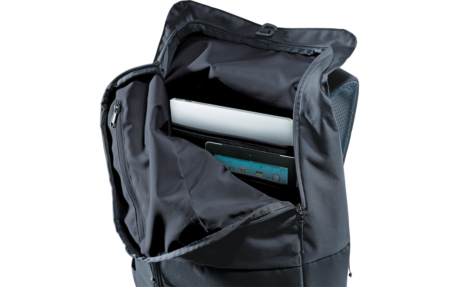 Offener schwarzer Rucksack mit einem silbernen Laptop und einem blauen Tablet sichtbar in den Innenfächern