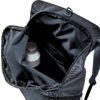 Offener schwarzer Rucksack von oben, Innenfach mit weißer Flasche sichtbar