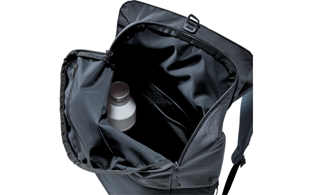 Offener schwarzer Rucksack von oben, Innenfach mit weißer Flasche sichtbar