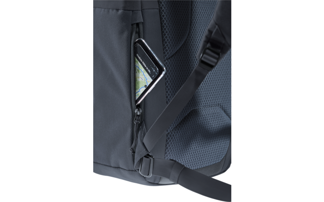 Dunkler Rucksack mit offenem Seitentaschen-Reißverschluss, darin ein teilweise sichtbares Smartphone mit Kartenanzeige; Schultergurt und gepolsterte Mesh-Rückseite sichtbar