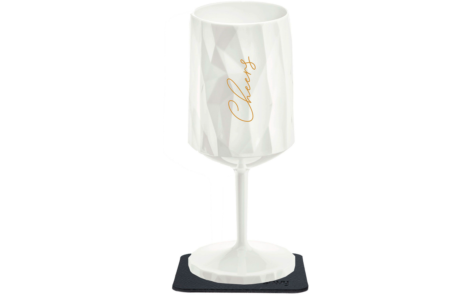Weißes Weinglas mit goldener Aufschrift auf schwarzem Untersetzer