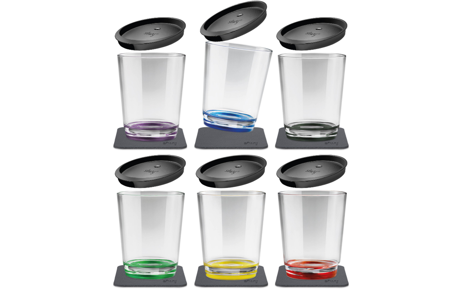 Sechs klare, leere Trinkgläser in zwei Reihen zu je drei auf dunklen quadratischen Untersetzern; unter jedem Glas ein farbiger Rand (lila, blau, hellgrün, grün, gelb, rot) und jeweils ein schwarzer runder Deckel über dem Glas