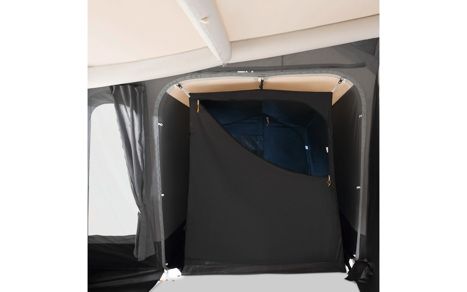 Innenraum eines Zelts mit schwarzer Stoffabtrennung und teilweise geöffnetem Reißverschluss; helle Außenwände sichtbar