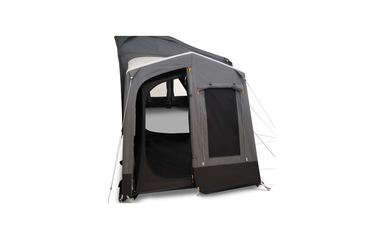 Graues Zelt mit offenem Eingang, im Inneren sichtbarer dunkler Boden, rechteckiges Fenster mit schwarzem Moskitonetz, sichtbare Reißverschlüsse, weiße Abspannleinen und Metallstangen