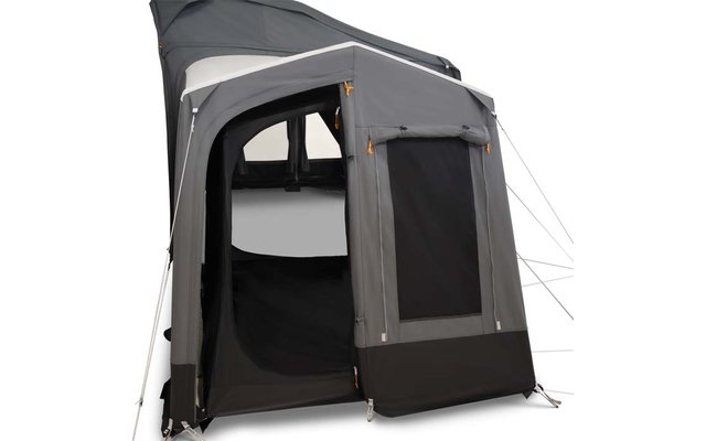 Graues Zelt mit offenem Eingang, im Inneren sichtbarer dunkler Boden, rechteckiges Fenster mit schwarzem Moskitonetz, sichtbare Reißverschlüsse, weiße Abspannleinen und Metallstangen