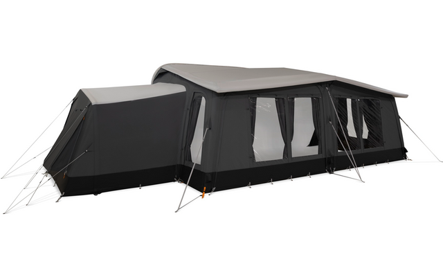 Großes dunkelgraues Campingzelt mit hellgrauem Dach, mehreren rechteckigen Fenstern mit weißen Vorhängen, offenem Eingangsflügel, Abspannleinen und Zeltnägeln