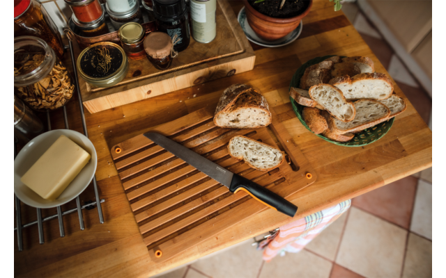 Fiskars Functional Form Bread Cutting Board 35 x 25 cm