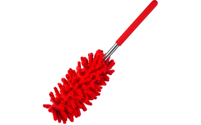 Dépoussiéreur en microfibre chenille rouge avec plusieurs touffes, tige métallique argentée et manche rouge sur fond blanc