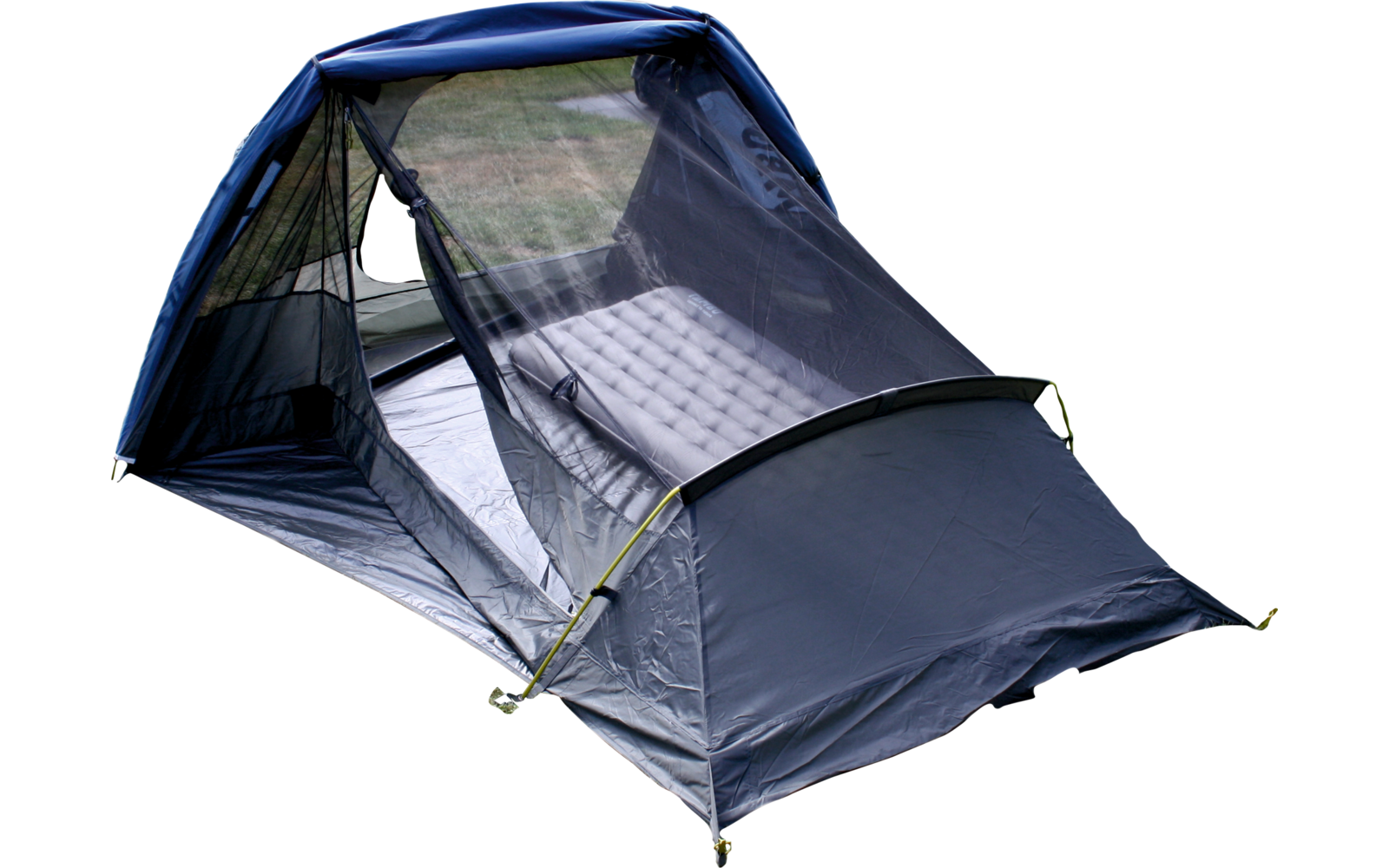 Une tente bleue avec moustiquaire ouverte et un matelas gonflable gris à l'intérieur, sur fond blanc