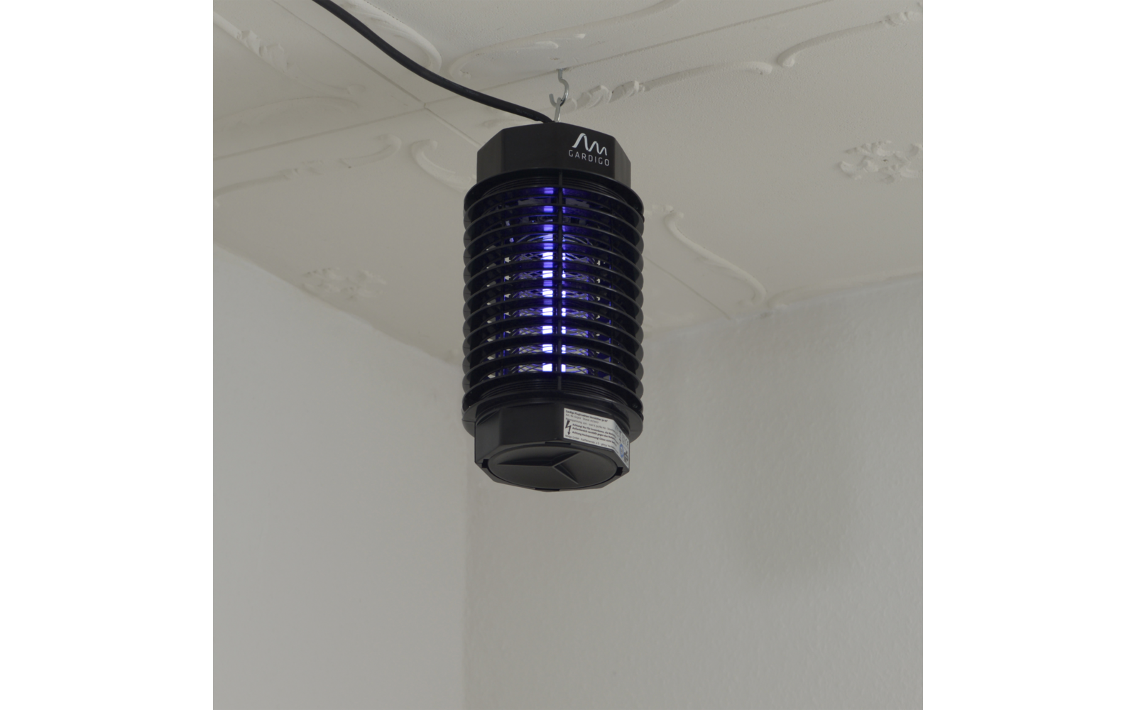Elektrisches Gerät mit blauem Licht an der Decke einer weißen Ecke