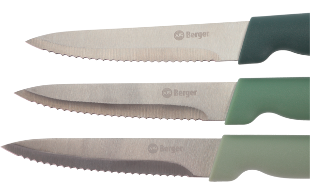 Tre coltelli seghettati affiancati con manici di plastica verdi, punte verso sinistra