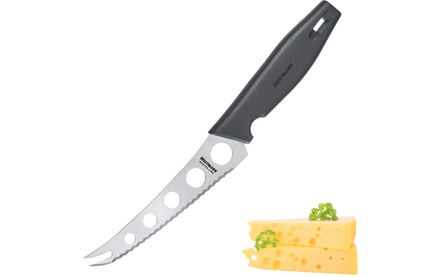 Couteau à fromage gris avec lame dentelée, trois trous ronds dans la lame et pointe à deux dents ; à côté, trois tranches de fromage avec trous et petites branches d’herbes vertes