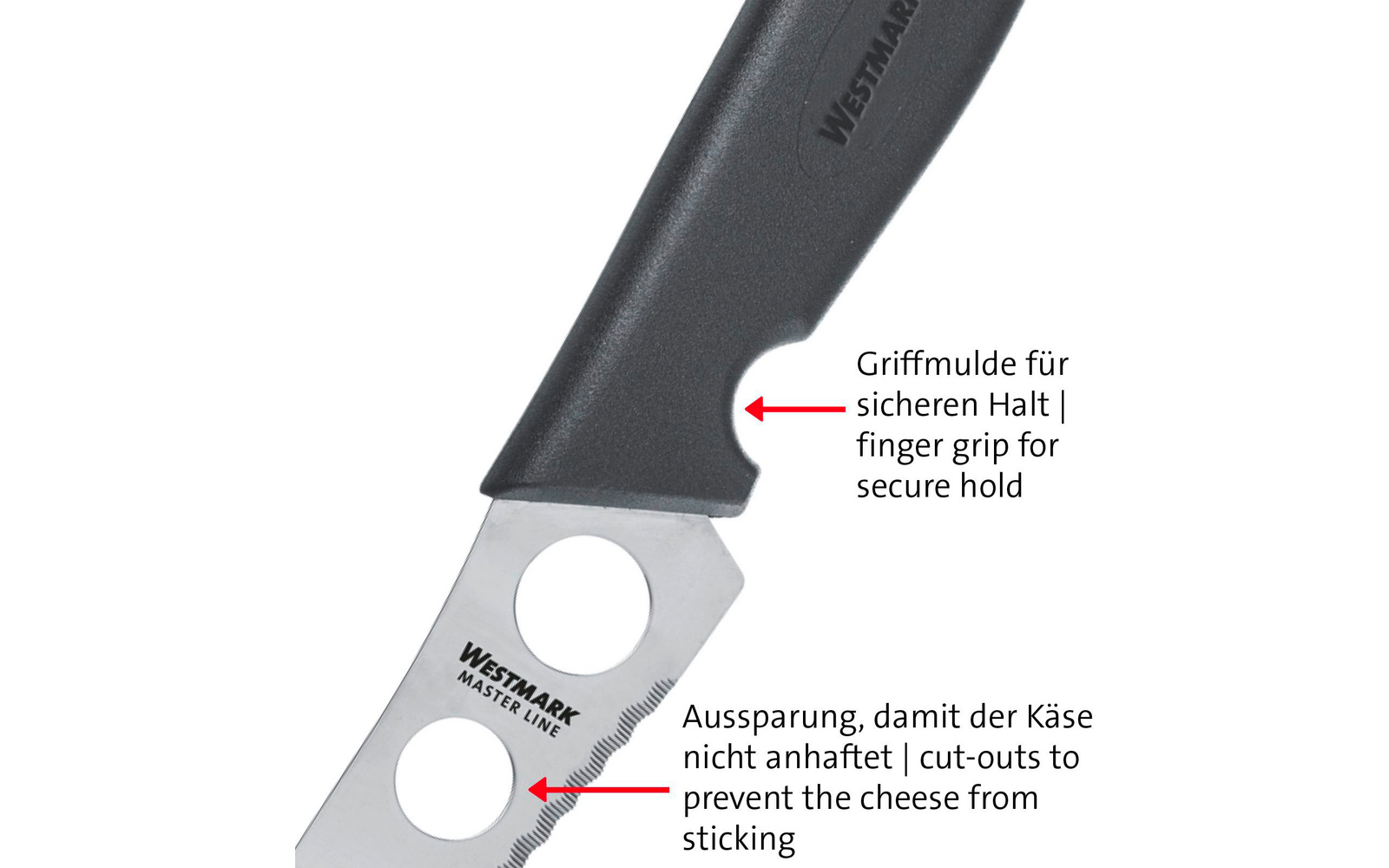 Gros plan d'un couteau à fromage avec poignée noire, lame métallique avec deux découpes circulaires, inscription "WESTMARK MASTER LINE" et flèches rouges avec courts textes en allemand et en anglais