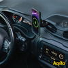 Smartphone in autohouder met laadpictogram op het scherm, zichtbaar stuur en dashboard van een auto