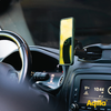 Smartphone toont navigatiekaart op autohouder in de auto