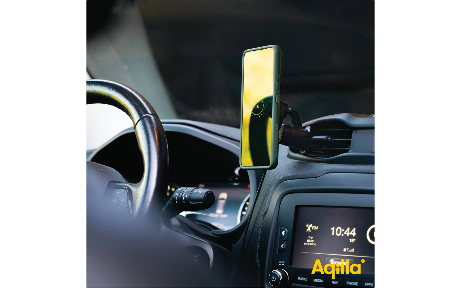 Smartphone toont navigatiekaart op autohouder in de auto