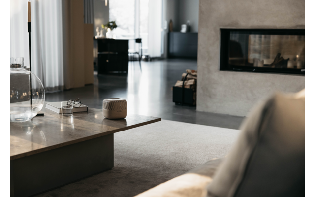 Moderner Wohnraum mit Kaffeetisch, Stuhl und Kamin