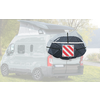 Retro di un camper bianco con portellone posteriore aperto, con una borsa per biciclette nera con un triangolo di segnalazione rosso e bianco attaccato