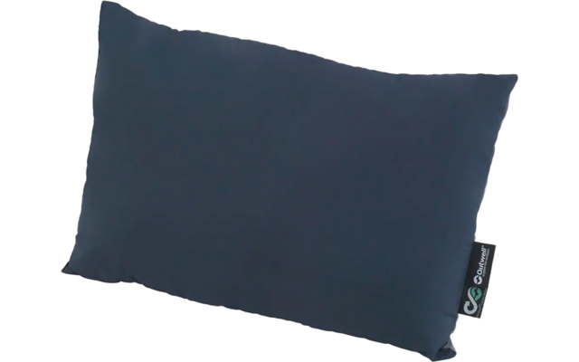 Donkerblauw rechthoekig kussen met een label aan de zijkant