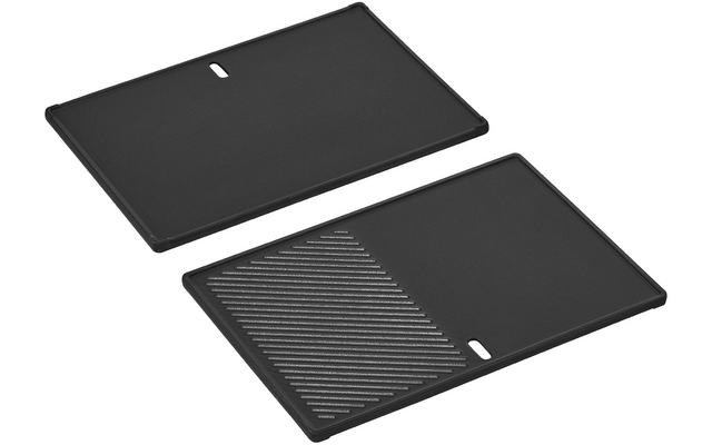 Deux plateaux rectangulaires plats noirs à bord bas sur fond blanc ; l’un uni, l’autre avec des rainures diagonales sur la moitié ; les deux ont une petite découpe rectangulaire sur un côté