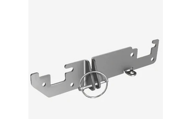 Zilverkleurige metalen beugel van twee verbonden platte platen met uitsparingen en een ronde ring