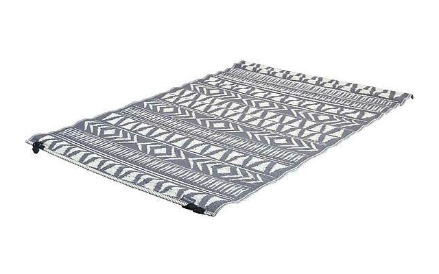 Rechteckiger Teppich mit grauem und weißem geometrischem Muster