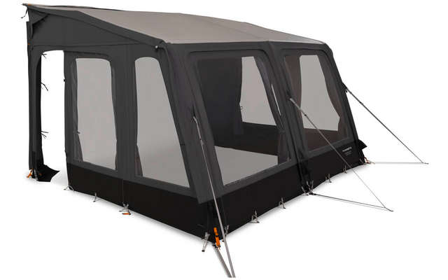 Dunkelgraues, aufgestelltes Zelt/Vorzelt mit mehreren transparenten Fenstern, offenem Seiteneingang links, sichtbaren Abspannleinen und Heringen