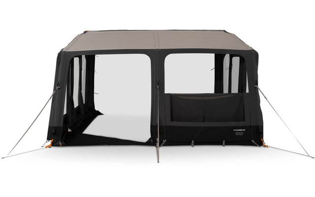 Rechteckiges, freistehendes Zelt mit grauem Dach und schwarzen Seitenwänden; vorn zwei große rechteckige Fenster und eine mittige Türöffnung; Abspannleinen an den Seiten