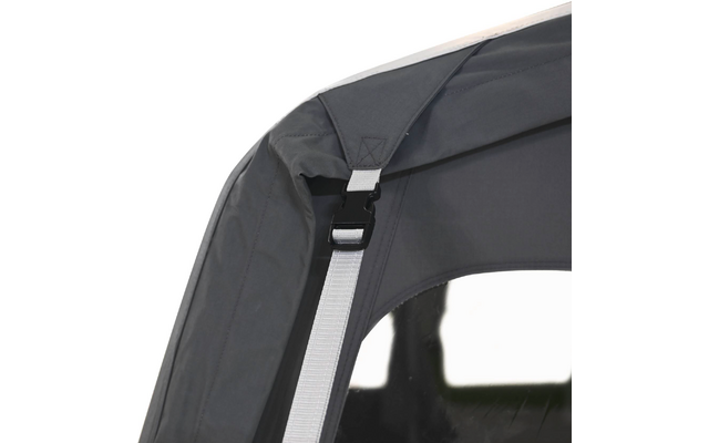 Nahaufnahme einer grauen Stoffkante mit weißem Gurt, schwarzer Kunststoffschnalle und transparentem Fenster