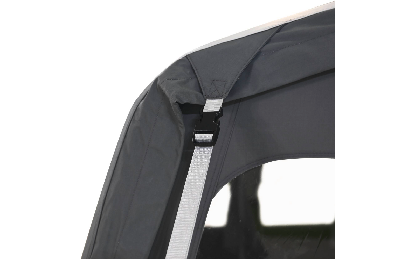 Nahaufnahme einer grauen Stoffkante mit weißem Gurt, schwarzer Kunststoffschnalle und transparentem Fenster