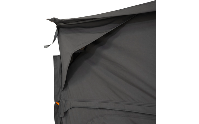 Dunkelgrauer Stoff mit aufgeklappter, überlappender Lasche oben links, sichtbaren Nähten und Reißverschluss mit orangefarbenem Zipper unten links