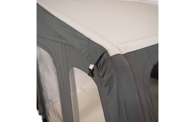 Nahaufnahme einer Zeltenecke mit weißem Dach, grauer Seitenwand, sichtbarer Naht, schwarzem Plastikclip und transparentem Fenster