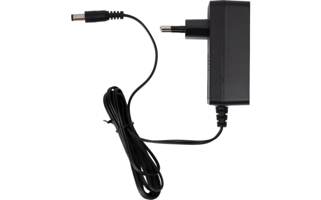 Adaptador de corriente negro con clavija europea de dos pines y cable enrollado que termina en un conector cilíndrico redondo