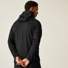Ein Mann mit schwarzem Kapuzenpullover, von hinten, Hände hinter dem Rücken verschränkt